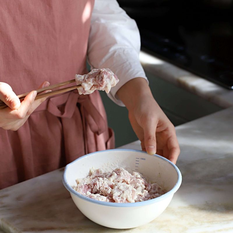 볼에 가루반죽 재료를 넣어 섞은 후, 밑간한 닭고기를 넣어 가루를 꾹꾹 눌러 묻혀주세요.