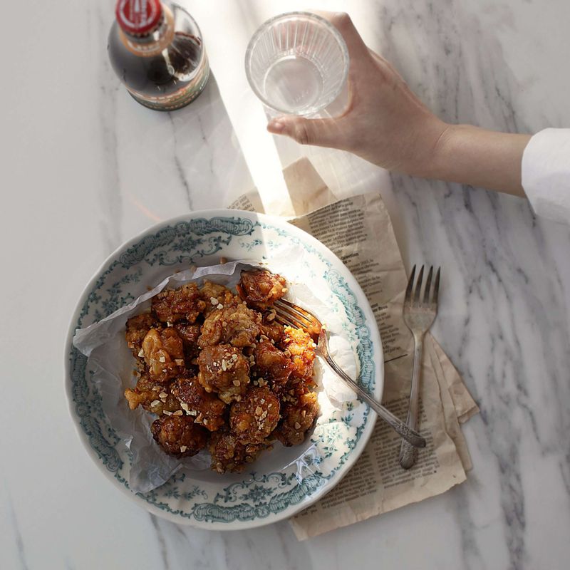 접시에 닭강정을 담아 즐겨주세요.