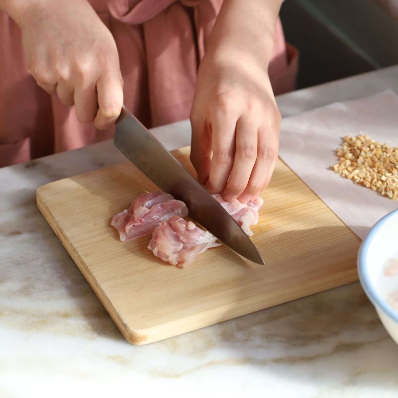 닭다리살은 우유에 5분 정도 담갔다가 물에 씻어 한입 크기로 자르고, 밑간재료에 10분 정도 재워주세요. 땅콩은 굵게 다져주세요.