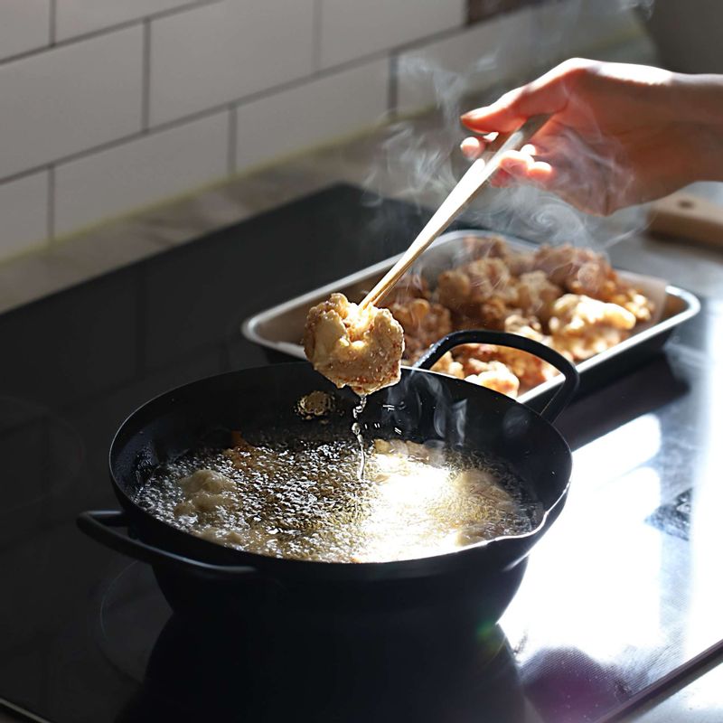 냄비에 식용유를 붓고 170도로 달군 후 닭고기를 노릇하게 튀겨주세요.
(닭고기를 두 번 튀겨내면 더욱 바삭한 맛을 살릴 수 있어요)