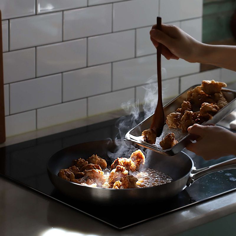 새로 달군 냄비에 소스 재료를 넣고, 소스가 바글바글 끓으면 닭튀김을 넣어 버무린 후 땅콩을 뿌려주세요.