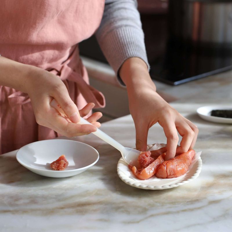 명란젓은 껍질 가운데에 칼집을 내어 알만 따로 발라내주세요.