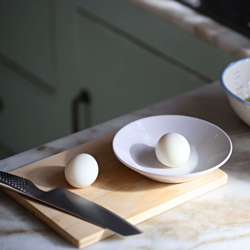 냄비에 달걀과 달걀이 잠길만큼의 물을 넣은 후 약간의 소금, 식초를 넣고 반숙으로 10분 정도 삶아주세요. 삶은 달걀은 찬물에 담갔다가 껍질을 벗겨 주세요.