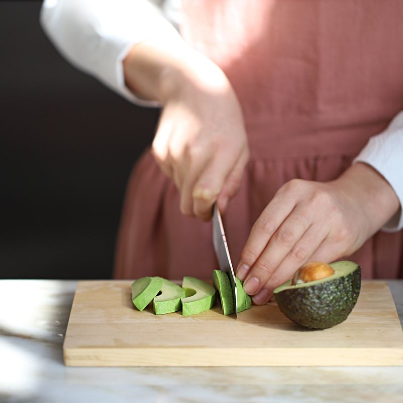 아보카도는 반으로 가른 후, 씨를 빼고 껍질을 벗겨 한입크기로 잘라주세요.