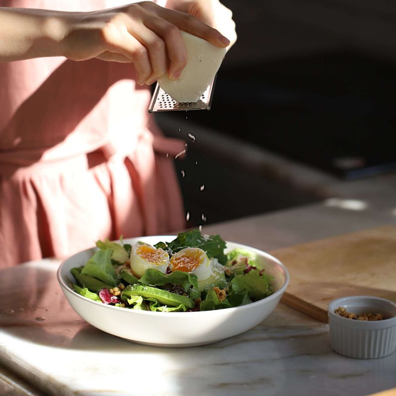 접시에 잎채소와 아보카도, 삶은 달걀, 뮤즐리를 올리고 파마산치즈블럭을 갈아 뿌려주세요.
(삶은 달걀은 이등분으로 자른 후 약간의 소금과 후추를 뿌려주세요)