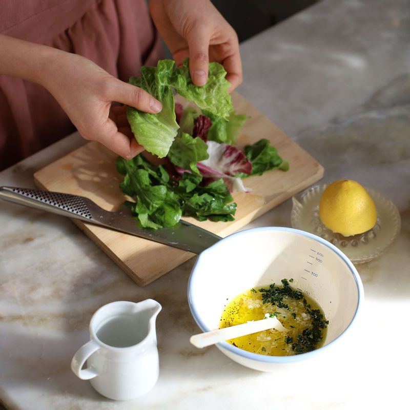 잎채소는 한입 크기로 썰어 찬물에 담가 깨끗이 씻은 후 물기를 제거해주세요.
볼에 드레싱재료를 넣고 섞어주세요.