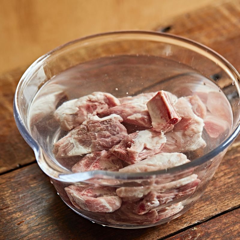 돼지갈비는 찬물에 1시간 정도 담가 핏물을 빼주세요.
