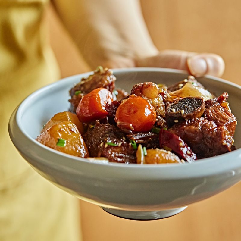 오목한 그릇에 돼지갈비찜을 담아 맛있게 즐겨주세요.