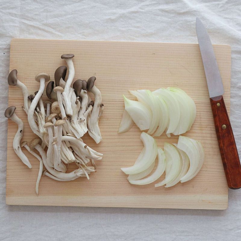 만가닥버섯은 밑동 부분을 잘라 먹기 좋게 나누고 양파는 채 썰어주세요.