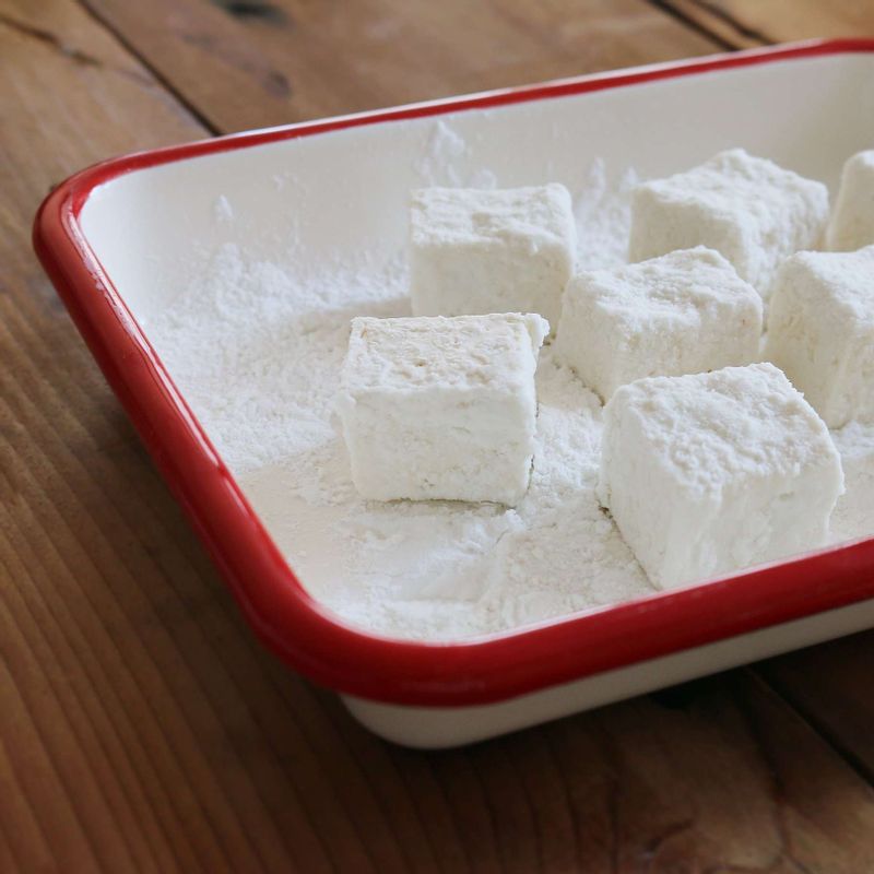 두부는 사방 3cm 크기로 자르고 전분을 고르게 묻혀주세요.