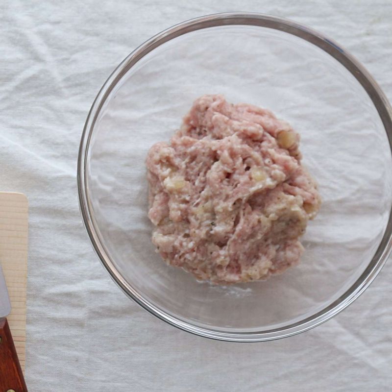 돼지고기는 밑간 재료를 넣고 골고루 버무려 10분 이상 재워주세요.