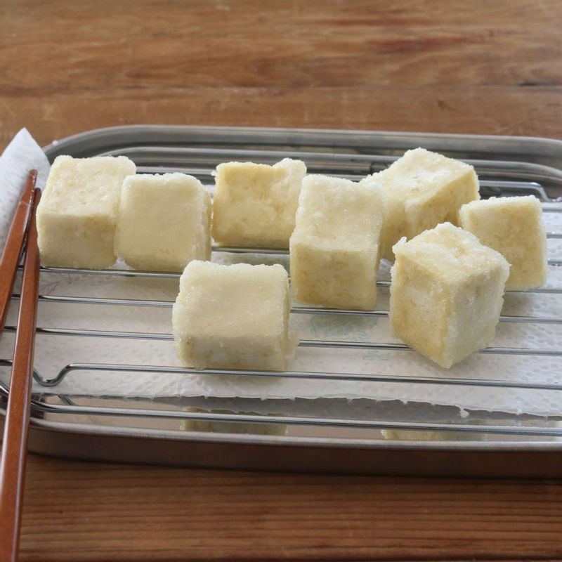 팬에 식용유를 넉넉히 두르고 170도로 달군 후 두부를 넣어 3분 정도 튀겨주세요.