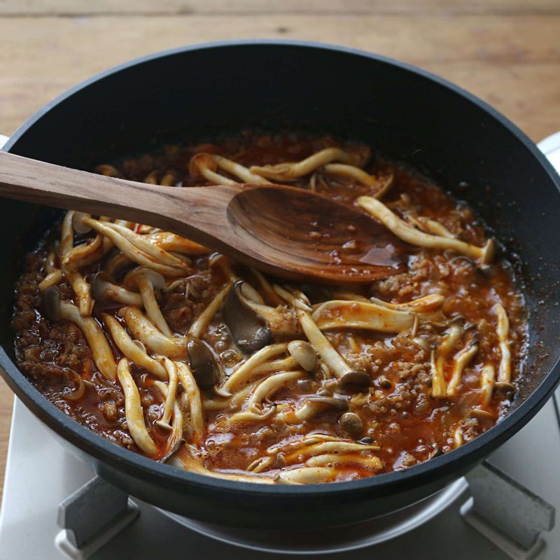 만가닥버섯과 참기름을 약간 넣어서 1분간 볶아주세요. 완성되면 밥 위에 얹은 후 튀김두부와 무순을 올려주세요.