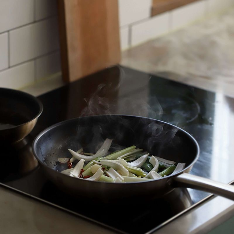 팬에 기름을 두르고 마늘과 대파, 양파, 마른고추를 넣고 볶다가 야채향이 올라오면 양념재료를 넣어 볶은 후 표고버섯과 양송이버섯을 넣어 볶아주세요.