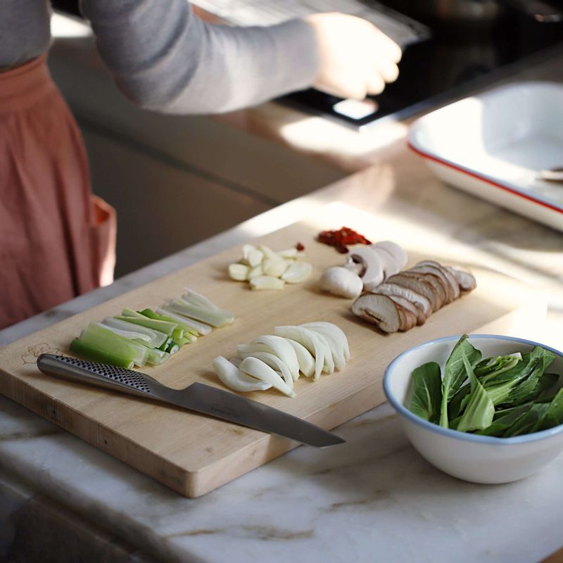 양파와 표고버섯은 굵게 채썰고 양송이버섯와 청경채, 마른고추는 먹기 좋게 잘라주세요. 대파는 4센치 길이로 썰고, 마늘은 편으로 썰어주세요.