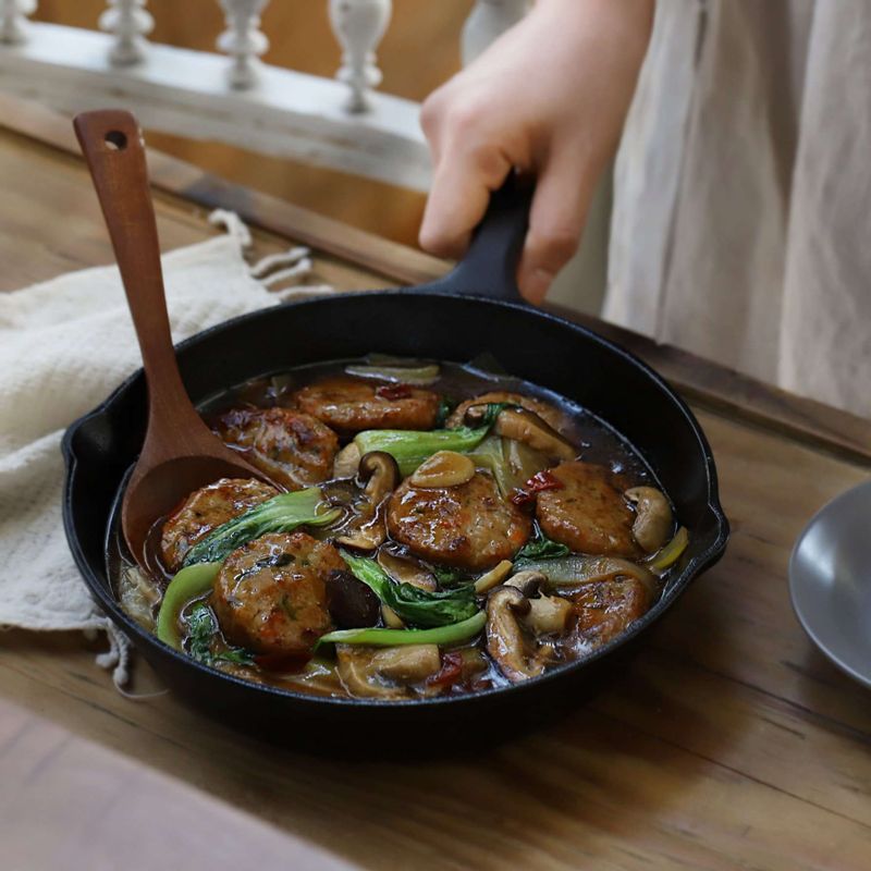 마지막에 참기름을 넣고 불을 끈 후 따뜻할 때 즐겨주세요.