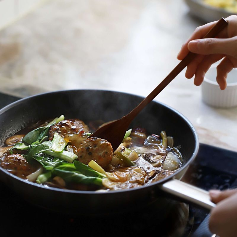 따뜻한 다시마육수를 넣고, 끓으면 물전분 재료를 넣어 농도를 걸죽하게 맞춘 후 튀긴 완자와 청경채를 넣어 소스와 어우러지게 섞어주세요.
(소금을 가감해서 간을 맞춰주세요)