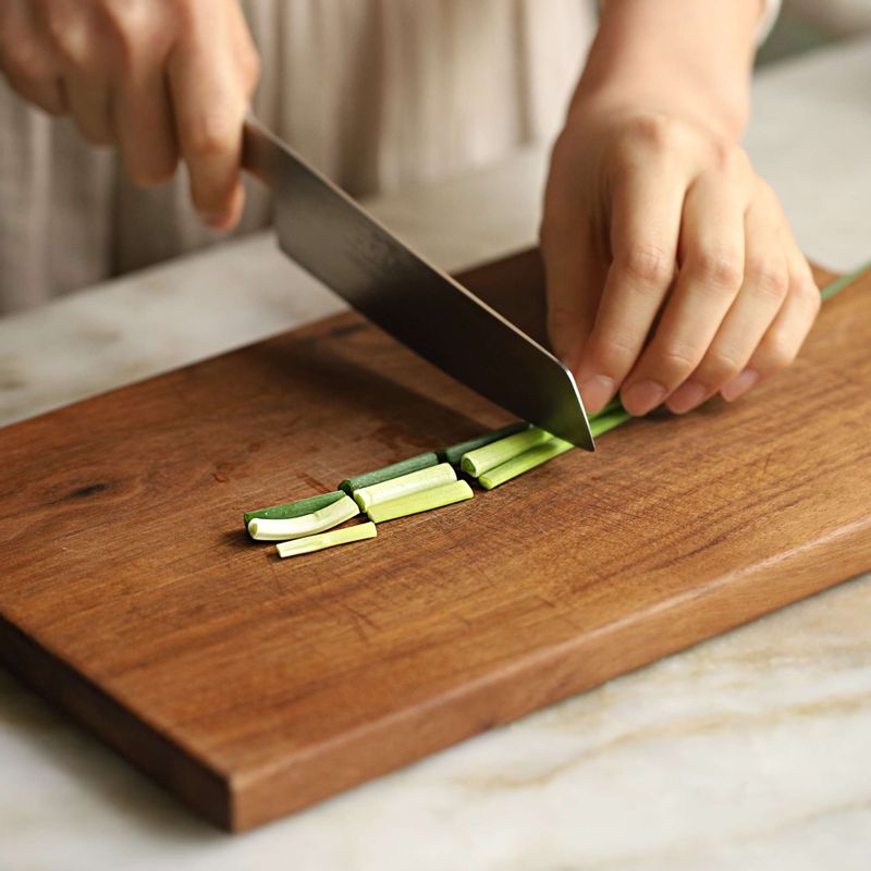 콩나물은 다듬어 씻고, 실파는 2센치 길이로 썰어주세요.