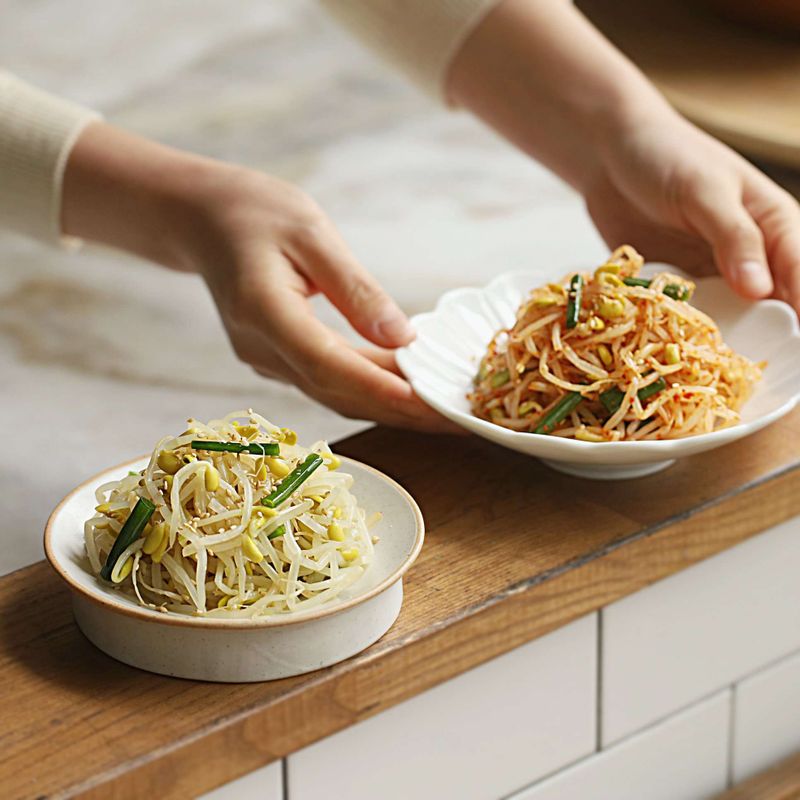 콩나물을 접시에 담고 통깨를 뿌려주세요.