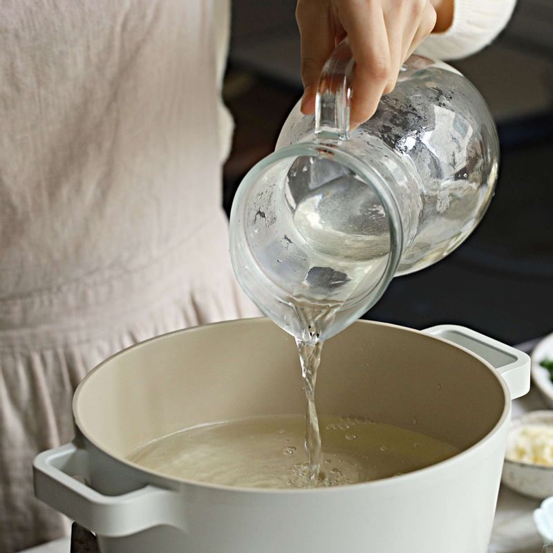 냄비에 물 2컵과 약간의 소금을 넣고, 끓으면 콩나물을 넣은 후 뚜껑을 열고 2분 정도 삶아주세요. 콩나물을 찬물에 헹군 후 체에 건져 물기를 빼주세요.
(tip. 적은 양의 물에서 빠르게 조리하는 것이 비타민 손실을 막아주며 콩나물의 아삭한 식감을 살릴 수 있어요)