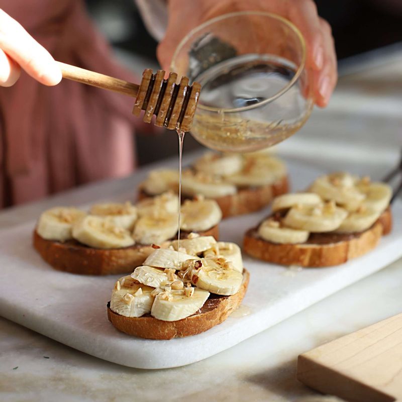 접시에 담고 카나페 위에 꿀을 뿌려주세요.