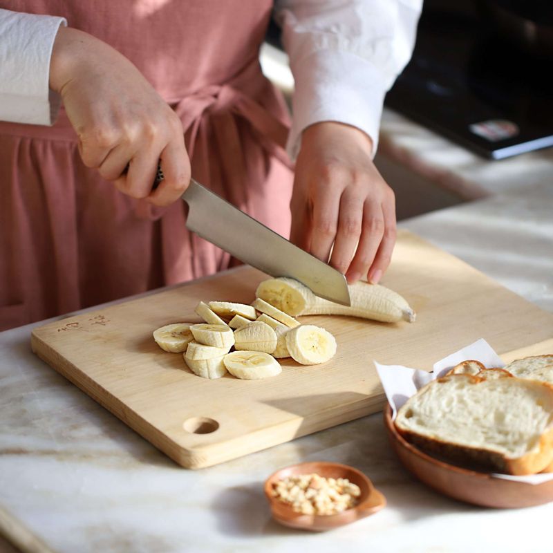 바게트는 2센치 두께로 자르고, 바나나는 먹기 좋은 크기로 썰어주세요. 견과류는 잘게 다져주세요.