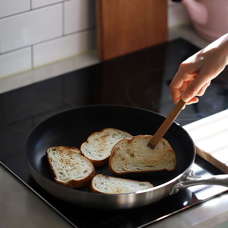 달군 팬에 바게트를 올려 앞뒤로 노릇하게 구워주세요.