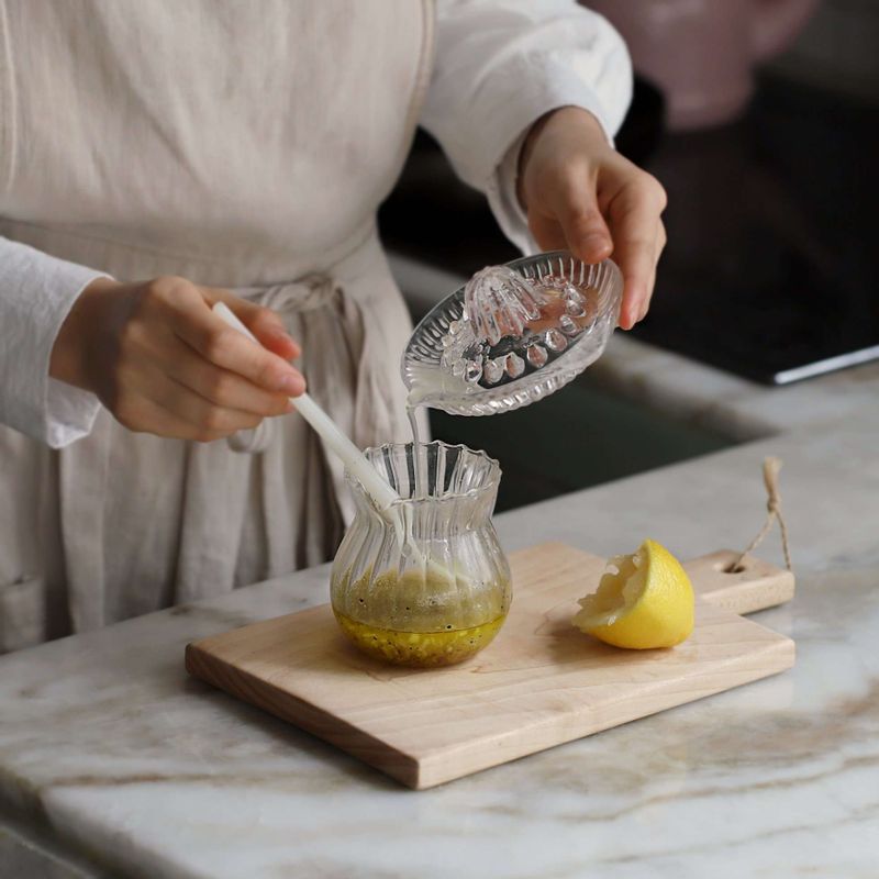 볼에 드레싱 재료를 넣고 섞어주세요.