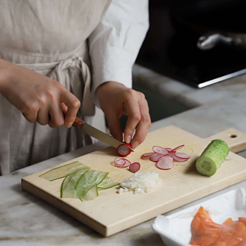 연어는 반으로 자르고, 양파는 잘게 다지고, 오이와 레디쉬는 얇게 슬라이스 해주세요. 어린잎채소는 찬물에 담갔다가 깨끗이 씻어 물기를 제거해주세요.