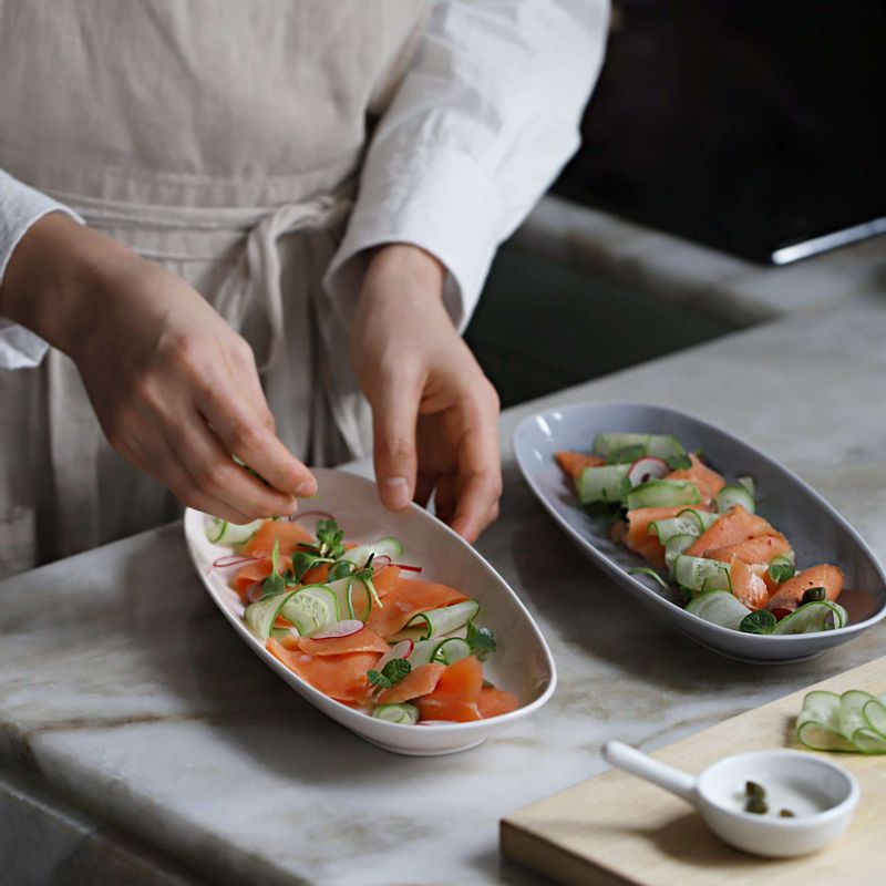 접시에 연어와 오이, 레디쉬, 어린잎채소, 케이퍼(생략가능)를 담고 드레싱을 곁들여주세요.