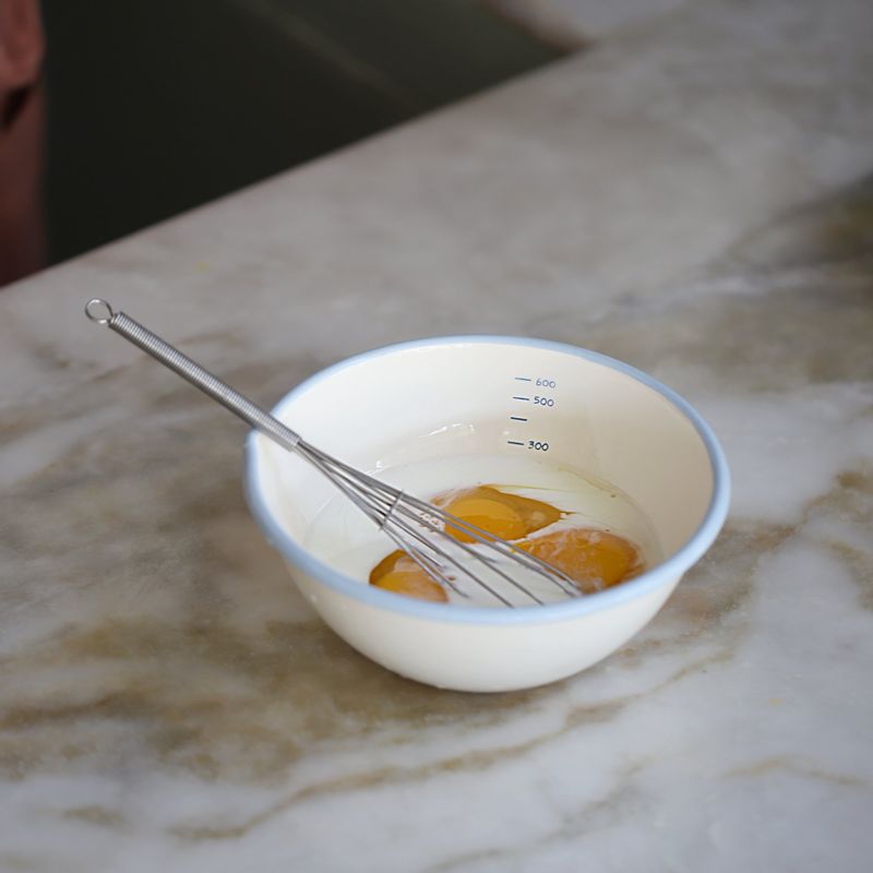 볼에 달걀과 달걀물 재료를 넣어 잘 섞어주세요.