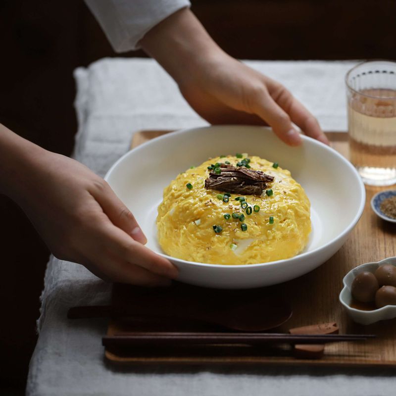 그릇에 뜨거운 밥을 담고 장조림국물-버터-단무지 순으로 올린 후 스크램블드에그로 밥을 덮고 장조림을 올려주세요. 송송 썬 실파와 통깨를 뿌려주세요.
(부족한 간은 장조림 국물을 가감해서 맞춰주세요.)