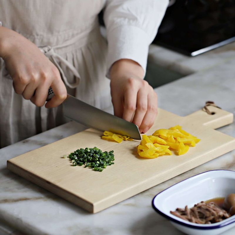 장조림은 먹기 좋게 찢어주고, 단무지는 한입 크기로 잘라주세요. 실파는 송송 썰어주세요.