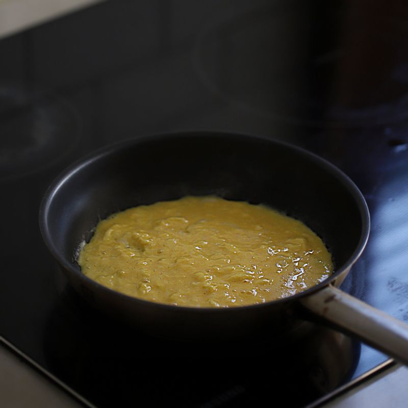 달군 팬에 식용유을 넣고, 달걀물을 부은 후 반숙으로 부드럽게 스크램블드에그를 만들어주세요.