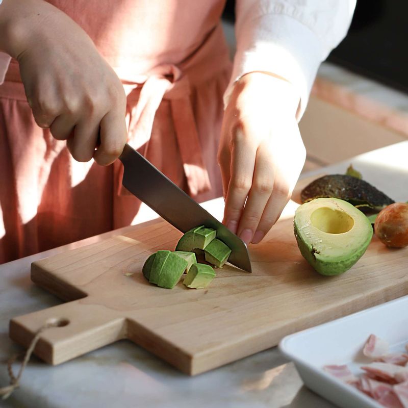 베이컨과 아보카도를 잘게 잘라주세요. 어린잎 채소는 찬물에 담갔다가 씻어 물기를 제거해주세요.