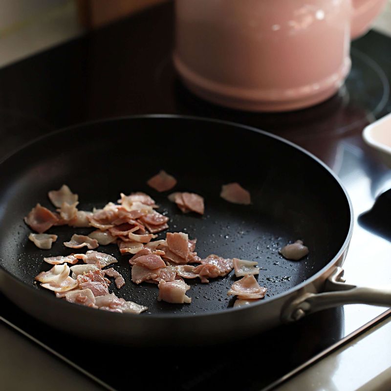 달군 팬에 베이컨을 넣고 바삭하게 구워 주세요.
