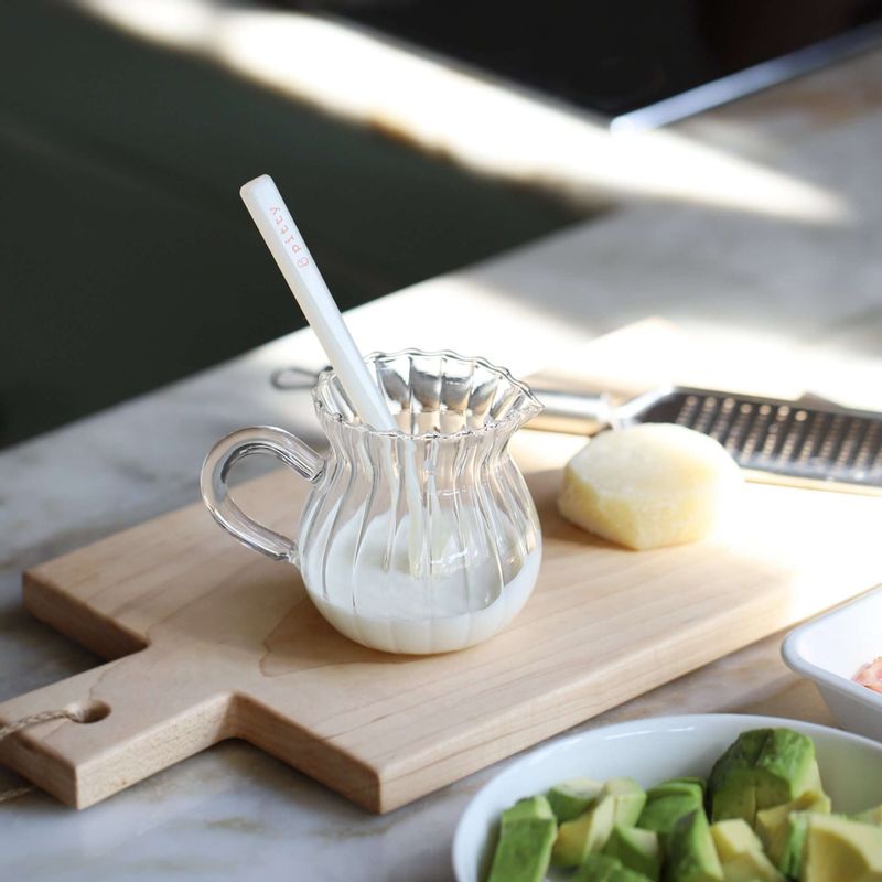 볼에 소스재료를 넣고 섞어주세요.