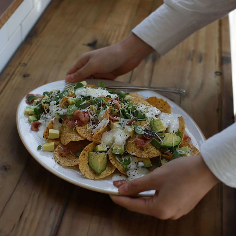나초샐러드에 소스와 파마산 치즈블럭을 갈아 뿌려 마무리해주세요.