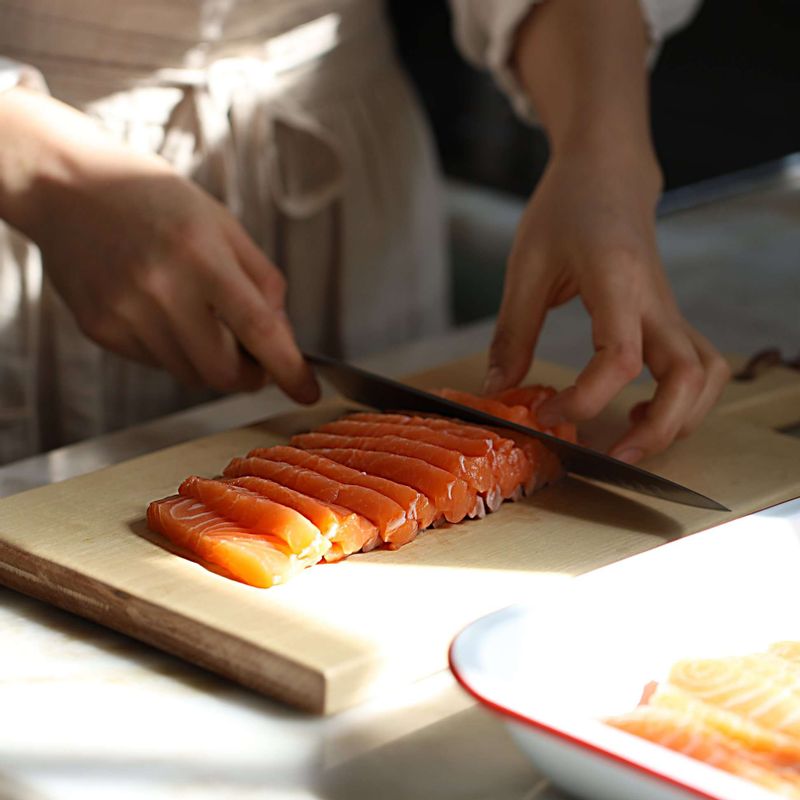 연어는 맛술 1큰술을 뿌린 후 키친타월로 물기를 닦고, 먹기 좋은 두께로 썰어주세요.