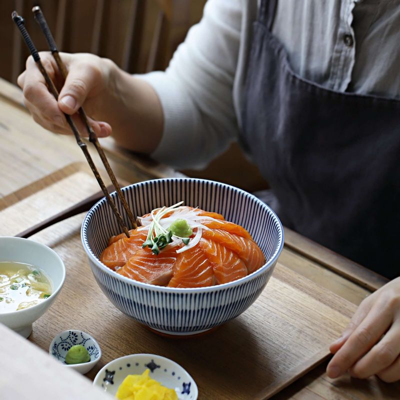 그릇에 밥을 봉긋하게 담고 연어장을 돌려 담은 후 무순과 양파채, 와사비를 올려주세요.