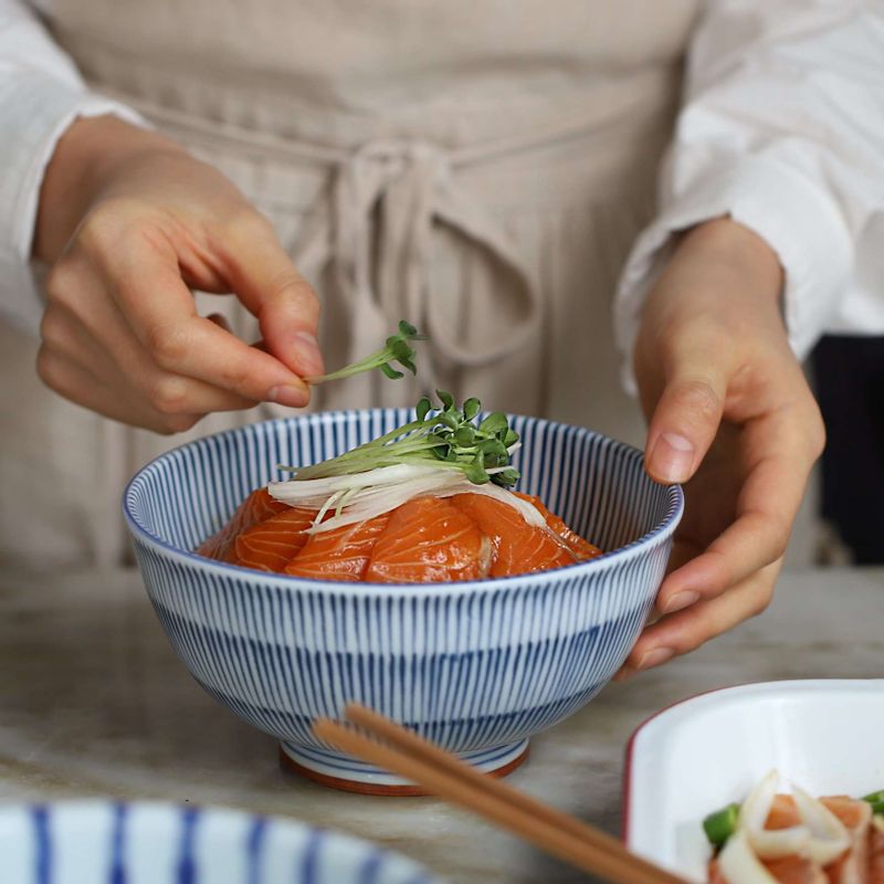연어 덮밥으로 드실 경우, 무순은 끝 부분을 자른 후 깨끗이 씻어 준비하고 양파는 곱게 채썰어 찬물에 5분 정도 담갔다가 물기를 제거해주세요.