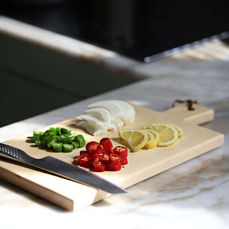 양파는 굵게 채썰고, 홍고추와 청양고추는 송송 썰어주세요. 레몬은 반달링으로 썰어주세요.