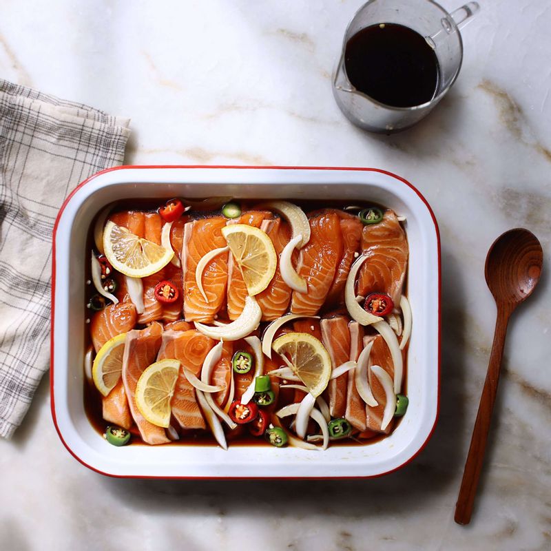 연어장을 냉장고에 넣어 5시간 정도 숙성시켜주세요.
(냉장보관해서 이틀 정도 안에 드시는 것이 맛있답니다)