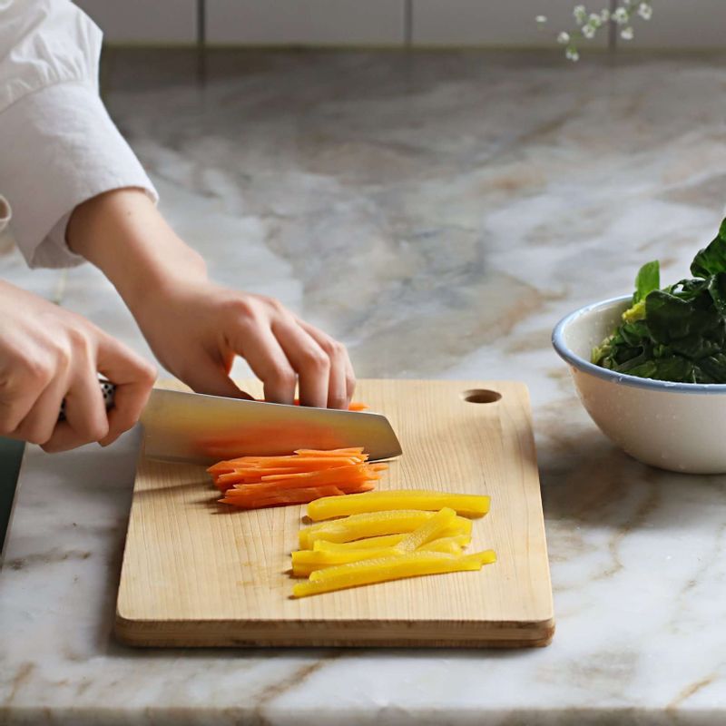 당근은 채를 썰고, 단무지는 이등분으로 잘라 먹기 좋은 두께로 썰어주세요.