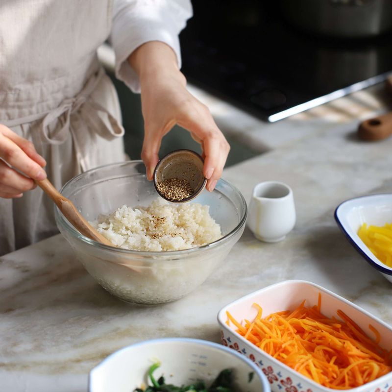 고슬하게 지은 밥에 밥양념 재료를 넣어 밑간 해주세요.