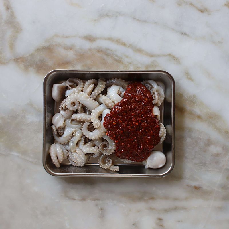 끓는 물에 청주와 소금을 넣고, 손질한 주꾸미를 넣어 10초 정도 살짝 데쳐서 먹기 좋은 크기로 자른 후 양념 재료에 재워주세요.