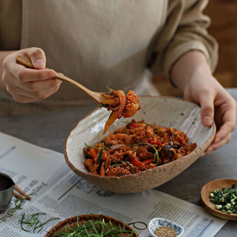 볼에 밥을 담은 후 세발나물과 주꾸미볶음을 얹고, 송송 썬 실파와 통깨와 뿌려주세요.