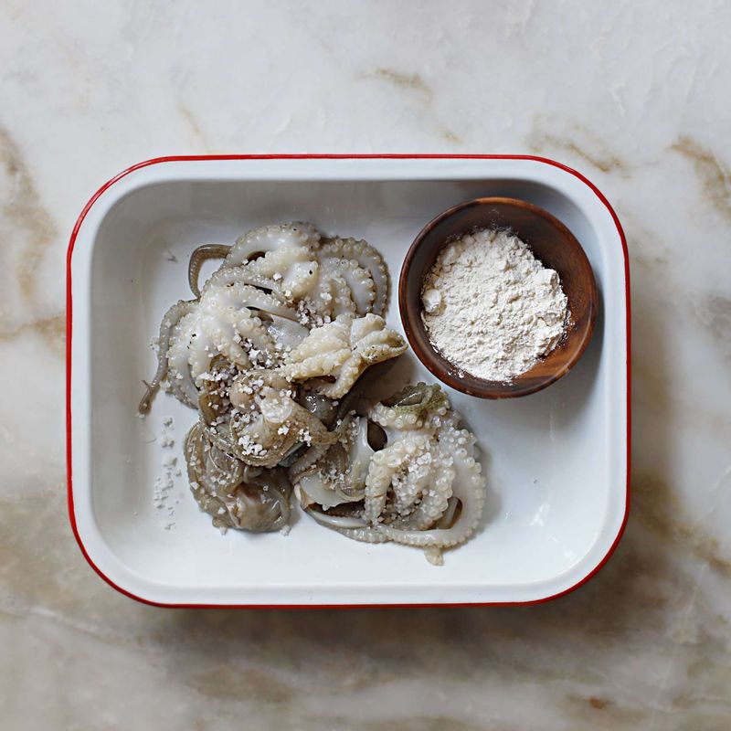 주꾸미는 머리 부분을 뒤집어 먹통과 내장을 떼어낸 후, 굵은소금과 밀가루를 넣고 문질러 씻어주세요.