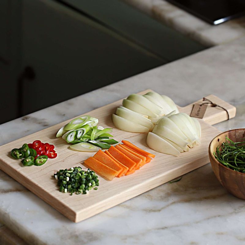 양파는 굵게 채를 썰고 당근은 먹기 좋게 썰어주세요. 대파와 홍고추, 청양고추는 어슷하게 썰고 세발나물은 먹기 좋게 잘라 깨끗이 씻고 실파는 송송 썰어주세요.