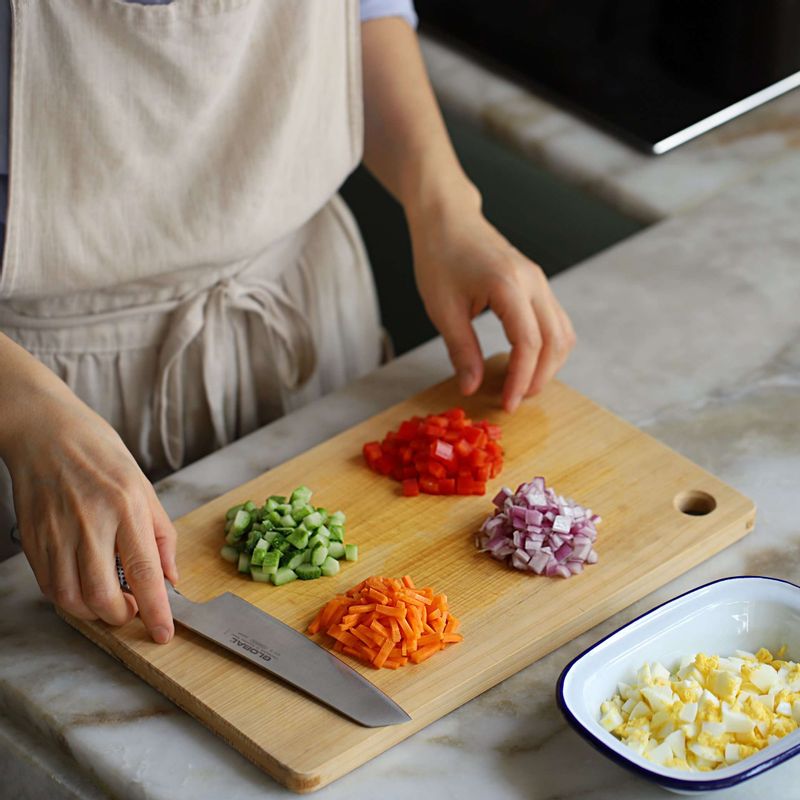 오이와 당근, 적양파, 파프리카, 삶은 달걀은 잘게 잘라주세요.